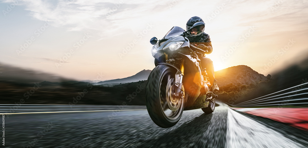 Fototapeta Szybki motocykl na torze wyścigowym. dobrą zabawę z jazdy motocyklem na torze wyścigowym