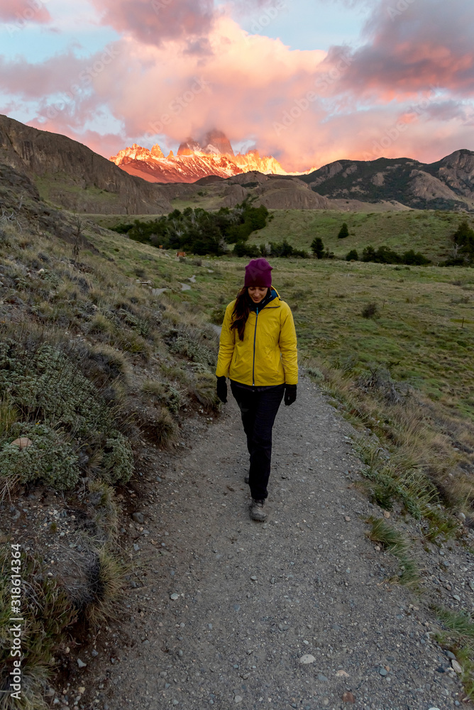 Obraz premium Alone hiker with yellow jacket trekking over El Chalten with Mount Fitz Roy on the back