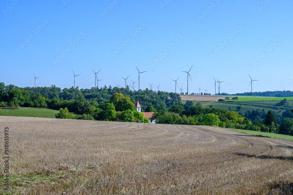 Ein Windpark im oberbayerischen Altmühltal mit Wald und Feldern.