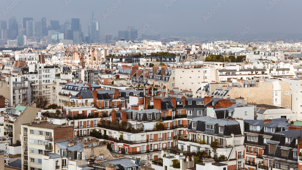 Vue aérienne de Paris et le quartier de la Défense dans le brouillard 