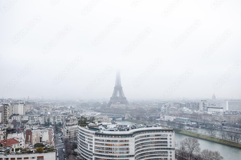 Vue aérienne de Paris et La Tour Eiffel dans le brouillard
