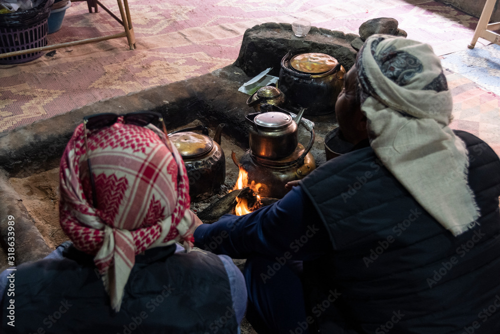 Beduinos preparando un te en el fuego. Jordania