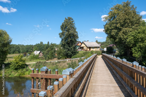 Fototapeta Naklejka Na Ścianę i Meble -  Holzbrücke über den Fluss Ūla in Žiūrai im Nationalpark Dzūkija in Litauen