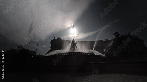 Roma, Italia. Piazza Esedra fontana delle Naiadi. Controluce. photo