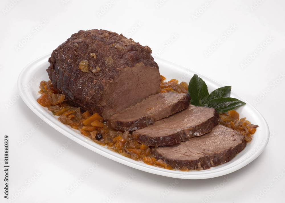 Brasato intero e a fette su piatto bianco Brasato intero e a fette su piatto bianco