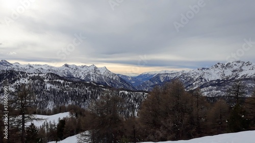 Vue sur les montagnes du parc naturel r  gional du Queyras dans les Hautes-Alpes