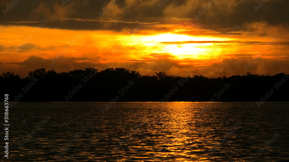 Sonnenuntergang über dam Amazonas