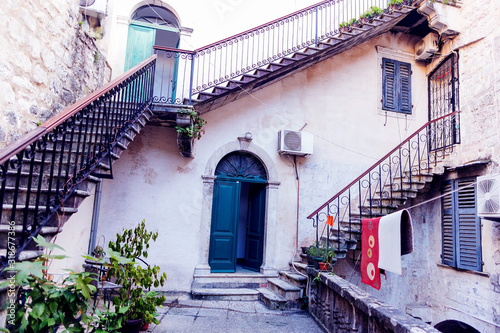 Fototapeta Naklejka Na Ścianę i Meble -  Courtyard in the old town of Kotor, Montenegro