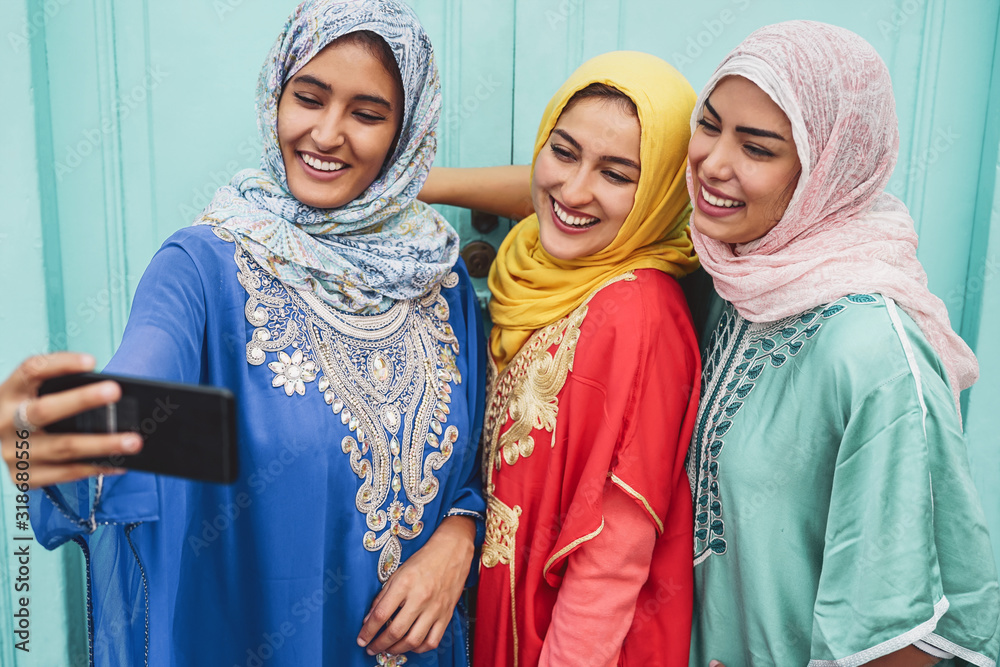 © Alessandro Biascioli - Happy Muslim girls taking selfie with mobile smartphone camera outdoor - Arabian young friends making photo for social media network - Religion culture and technology concept © Alessandro Biascioli - Happy Muslim girls taking selfie with mobile smartphone camera outdoor - Arabian young friends making photo for social media network - Religion culture and technology concept