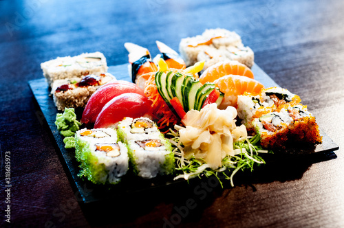 Verschiedene Sushi auf einem Teller auf einem Tisch photo