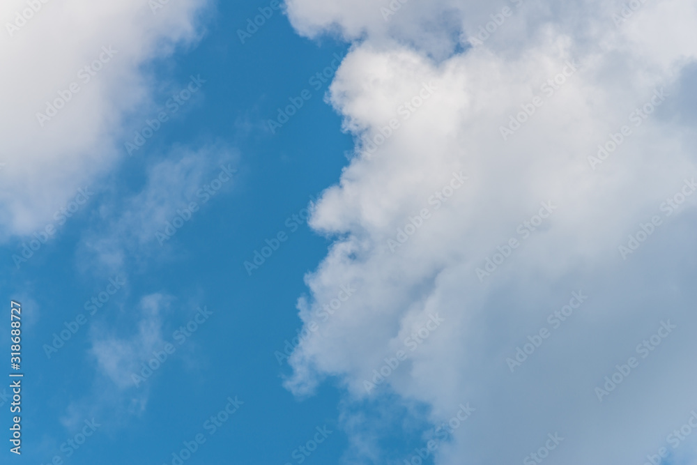 Wolken am Himmel die wie Gesichter aussehen (Pareidolie) - obrazy, fototapety, plakaty 