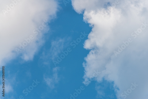 Wolken am Himmel die wie Gesichter aussehen  Pareidolie 