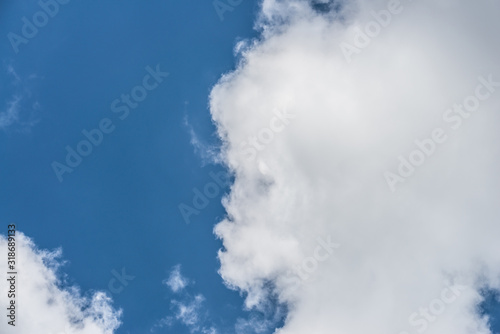 Wolken am Himmel die wie Gesichter aussehen (Pareidolie)
