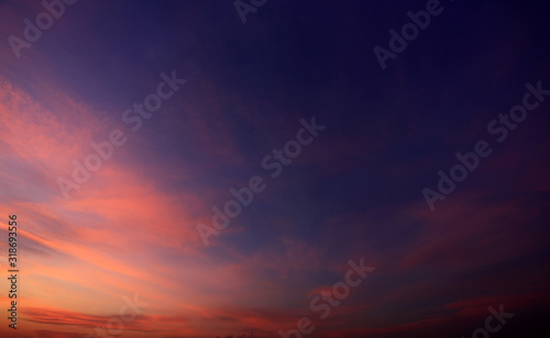 Panoramiczny zachód słońca niebo z kolorowymi chmurami