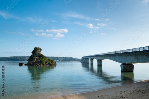 Wallpaper Mural 透き通る海と古宇利島と屋我地島をつなぐ古宇利大橋 Torontodigital.ca