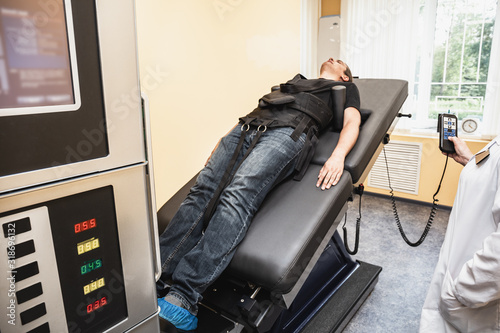 Cuadro en lienzo Man with problems of low back spinal hernia on stretching and decompression proc