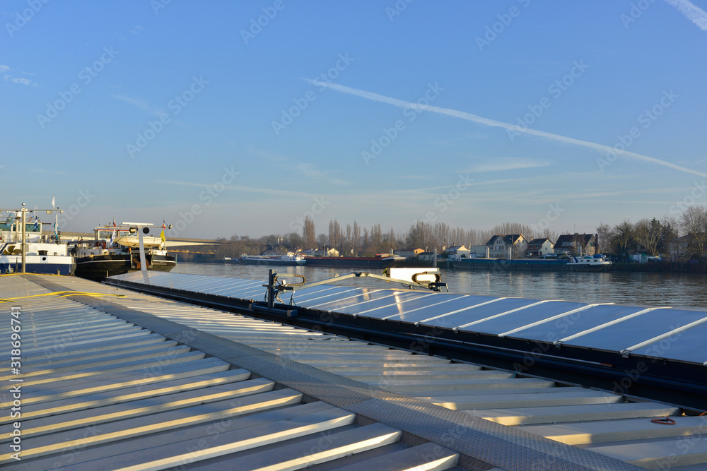 Sur le toit des péniches de la Seine à Conflans-Sainte-Honorine (78700), département des Yvelines en région Île-de-France, France	