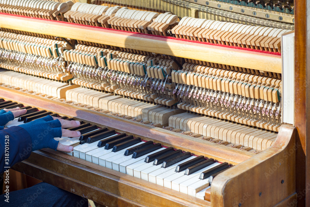 piano with hands on the street