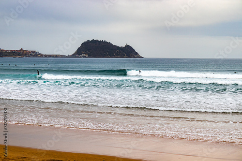 olas en la playa de Zarautz con vistas al raton de Getaria