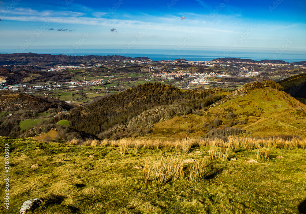 Fototapeta premium Paisajes en la subida al monte Adarra del País Vasco