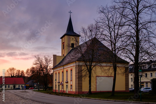 Sonnenuntergang hinter der denkmalgesch  tzten Dorfkirche M  rkisch Buchholz  Blick von Osten