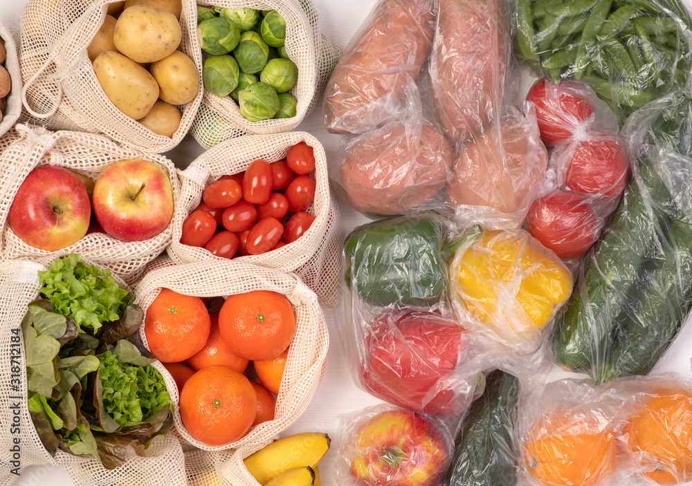 Zero waste vs plastic packaging. Fruits and vegetables in eco friendly reusable cotton bags and in plastic bags top view Stock Foto Adobe Stock