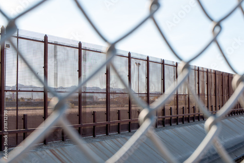 Fotografie Fencing along the U.S. Mexican border in El Paso, Texas