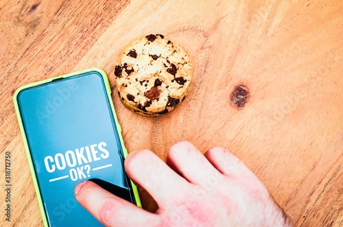 Cookies mit einem Tablet zur Verdeutlichung von Cookie Bannern für Websites mit cookies ok? photo