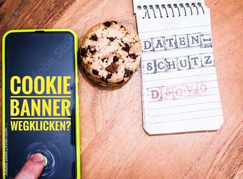 Cookies mit einem Tablet zur Verdeutlichung von Cookie Bannern für Websites mit auf deutsch Cookie Banner wegklicken Datenschutz DSGVO in englisch Click away cookie banner Data protection GDPR photo