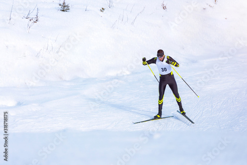 Canvastavla A man cross-country skiing on trail