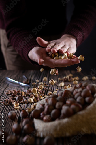 Schiacciando le nocciole