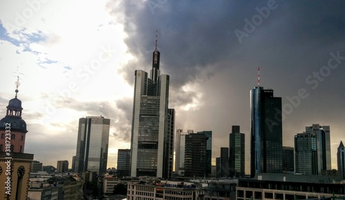 Frankfurt am Main (Ffm) Skyline (Bankentürme) mit großen Wolkengebilde vor Gewitter