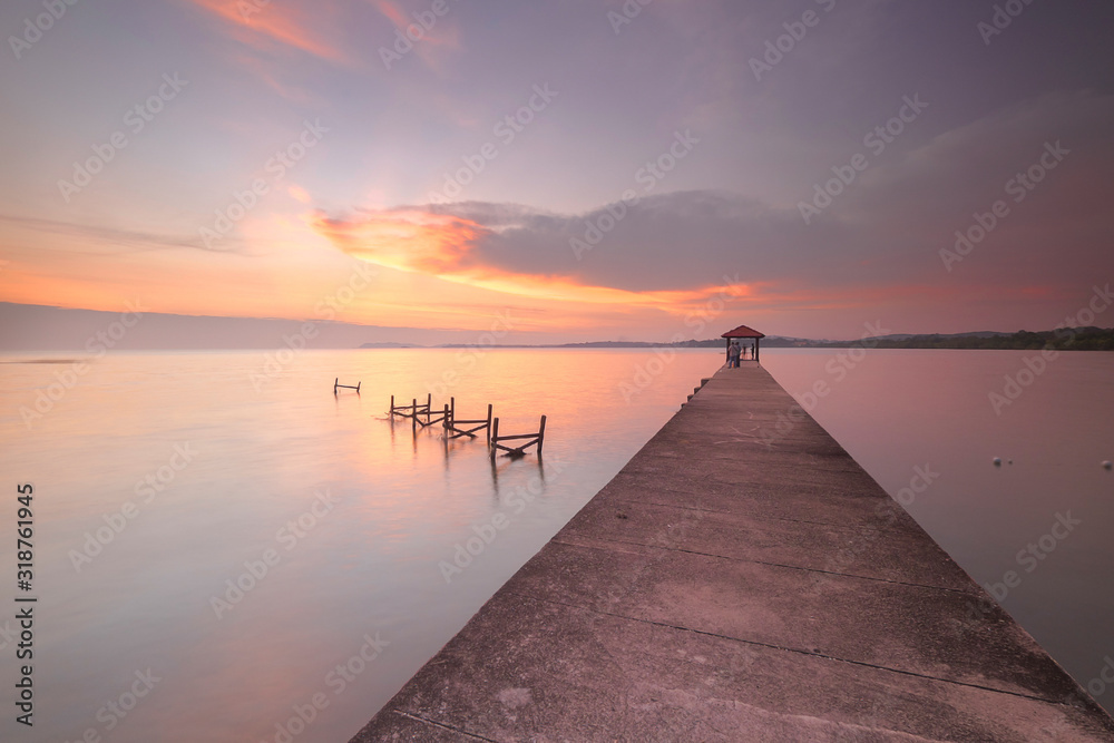 Naklejka premium Malowniczy widok na niesamowitą tropikalną plażę. Kompozycja natury i żywe kolory.