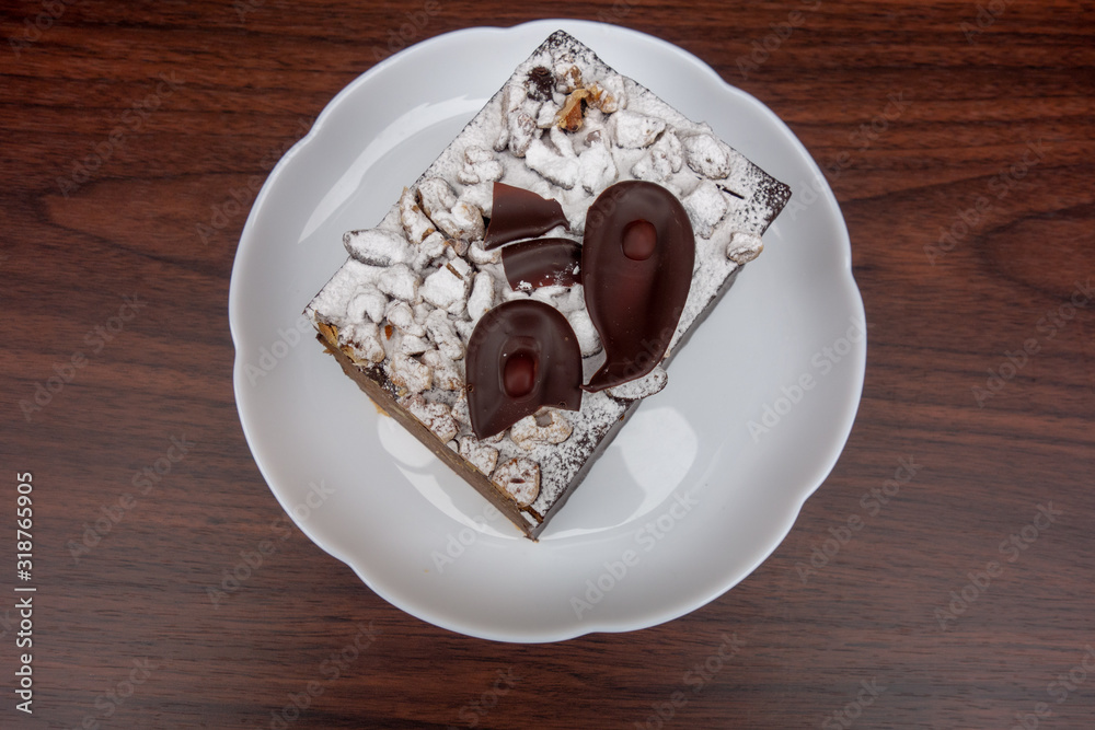 Fototapeta premium 白い皿の上のチョコレートケーキ