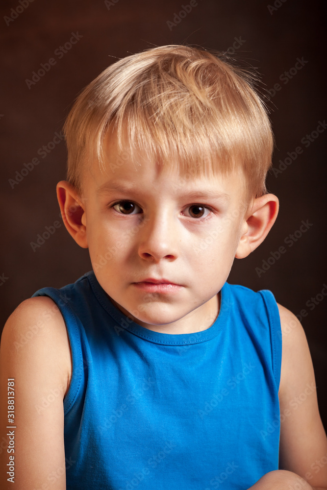 Naklejka premium Portrait of a boy with a strong emotion.