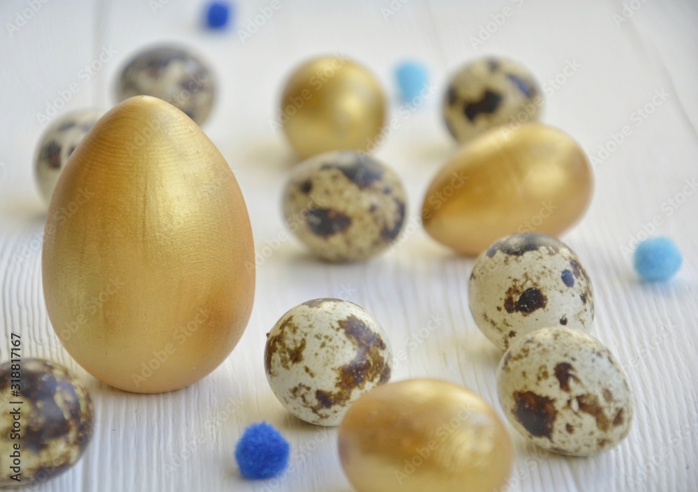 Obraz premium Easter. eggs of gold and natural color on a light background.