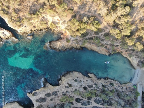 vista aerea de una playa de mallorca con aguas cristalinas de color turquesa concepto de vacaciones verano y viajar