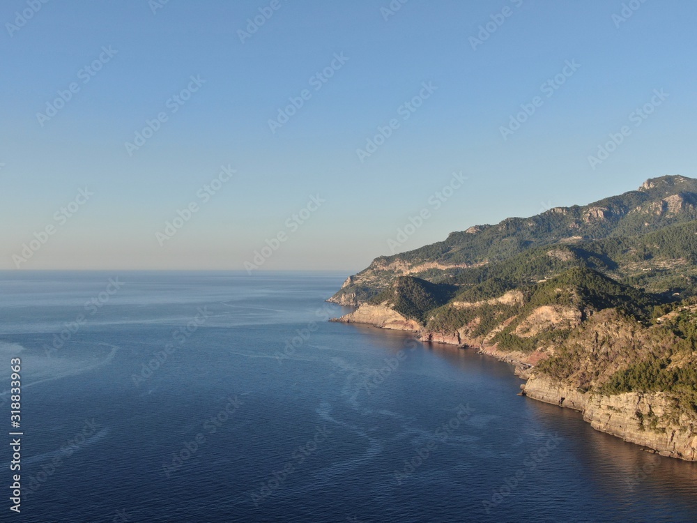 vista aerea de la costa de mallorca con aguas cristalinas de color turquesa concepto de vacaciones verano y viajar