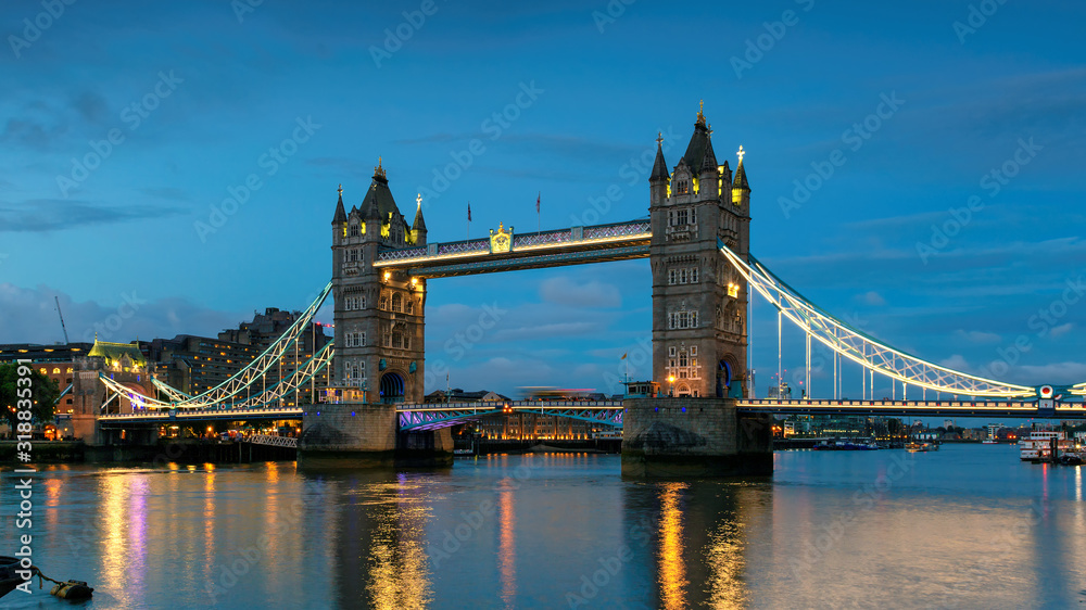 Obraz premium London Tower Bridge at night in England, UK.