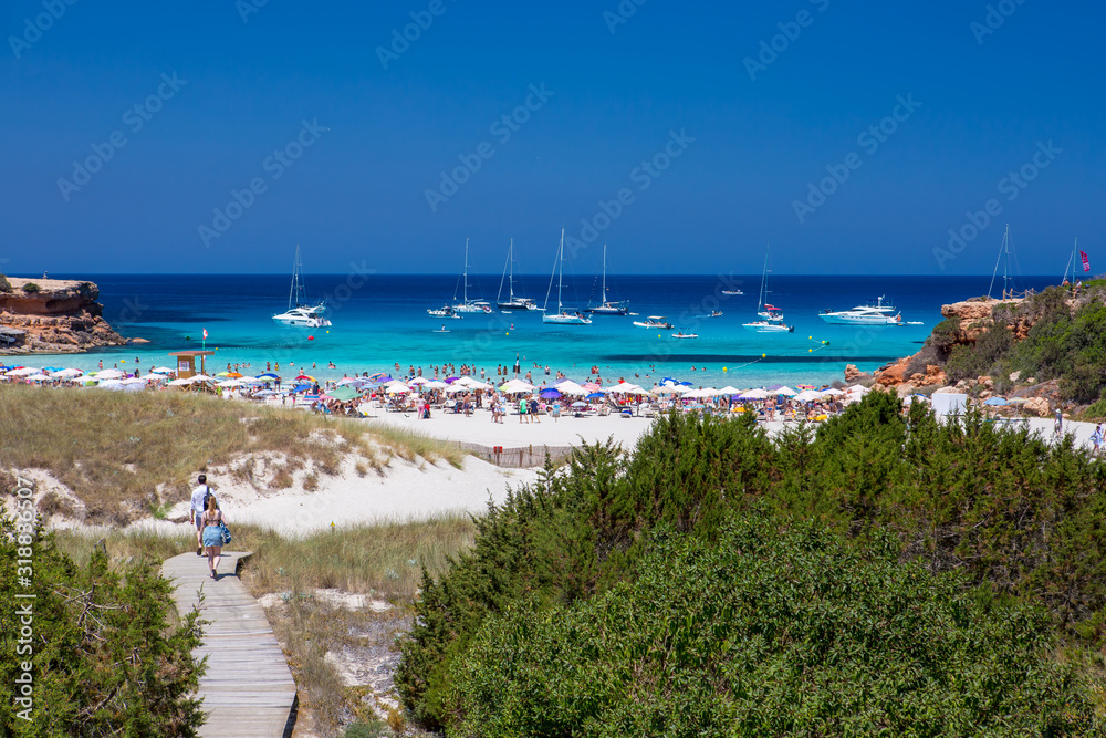 Obraz premium Vista de la playa de Cala Saona en Formentera.