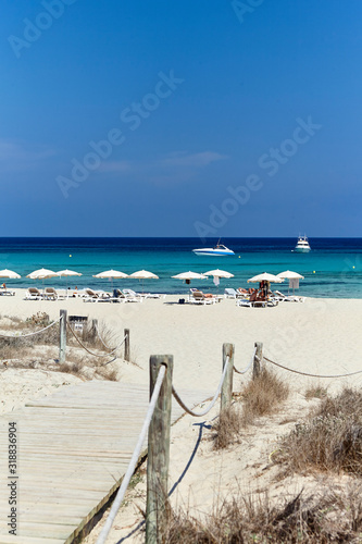 Camino de madera que proteger las dunas y te conduce a las playa en Formentera.