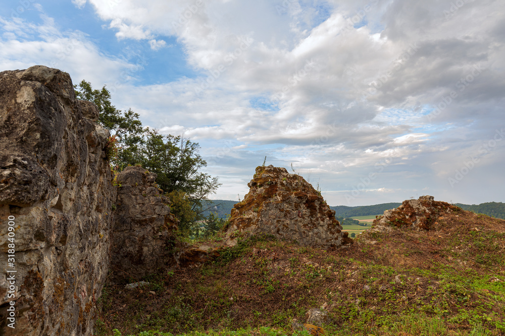 Mauerreste an der Burgruine Wellheim 