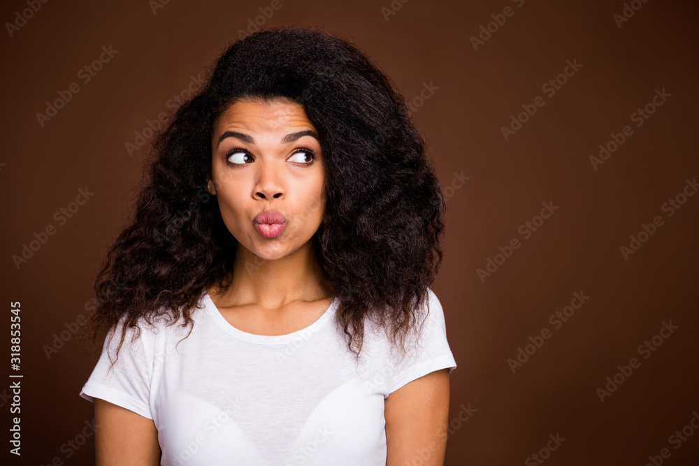 Close up photo of cute youth afro american girl look good copyspace send air kisses on summer holidays wear casual style clothing isolated over brown color background Close up photo of cute youth afro american girl look good copyspace send air kisses on summer holidays wear casual style clothing isolated over brown color background