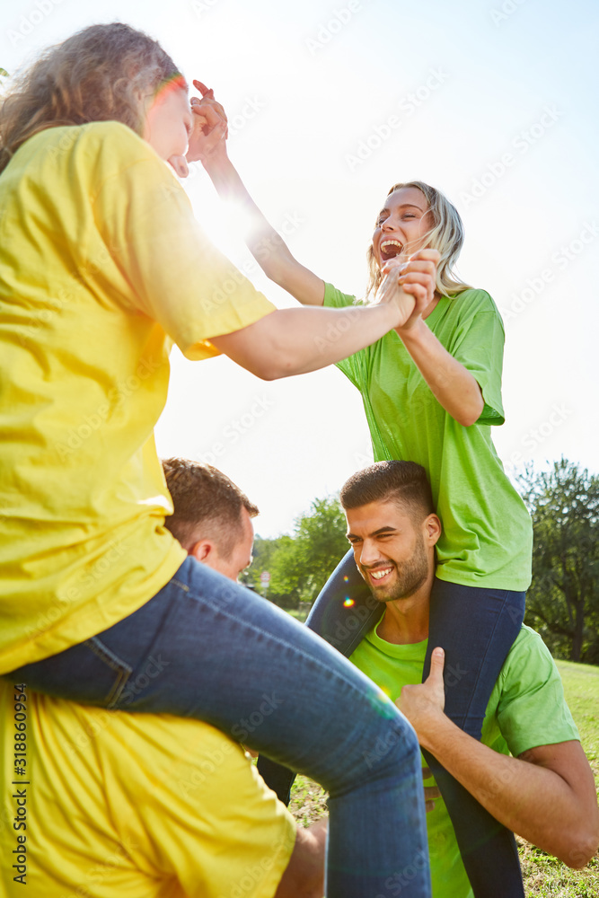 Obraz premium piggyback teambuilding game in workshop