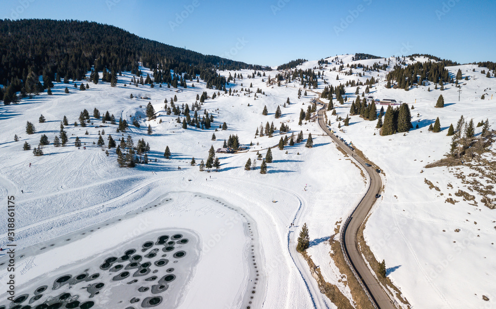 Passo coe Trentino lago e piste da sci
