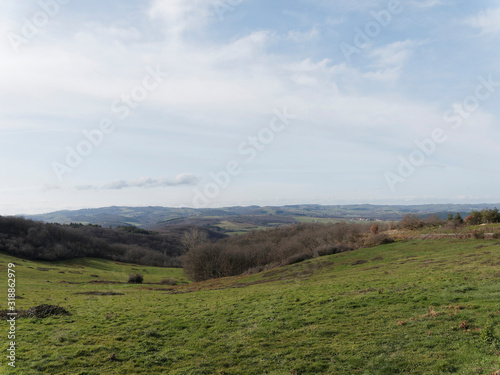 Paysages d'Auvergne. Entre limagne en l'Allier et collines, bocages et plaines du Puy-de-Dôme. Route D207 entre Chaptuzat, Chantemerle, Saint-Angoulin, Saint-Quintin-sur-Sioule et Ebreuil