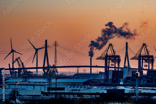 Die Köhlbrandbrücke in Hamburg am Abend