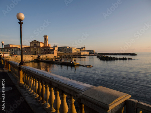 Italia, Toscana, la città di Livorno. La chiesa di San Jacopo e il mare. photo