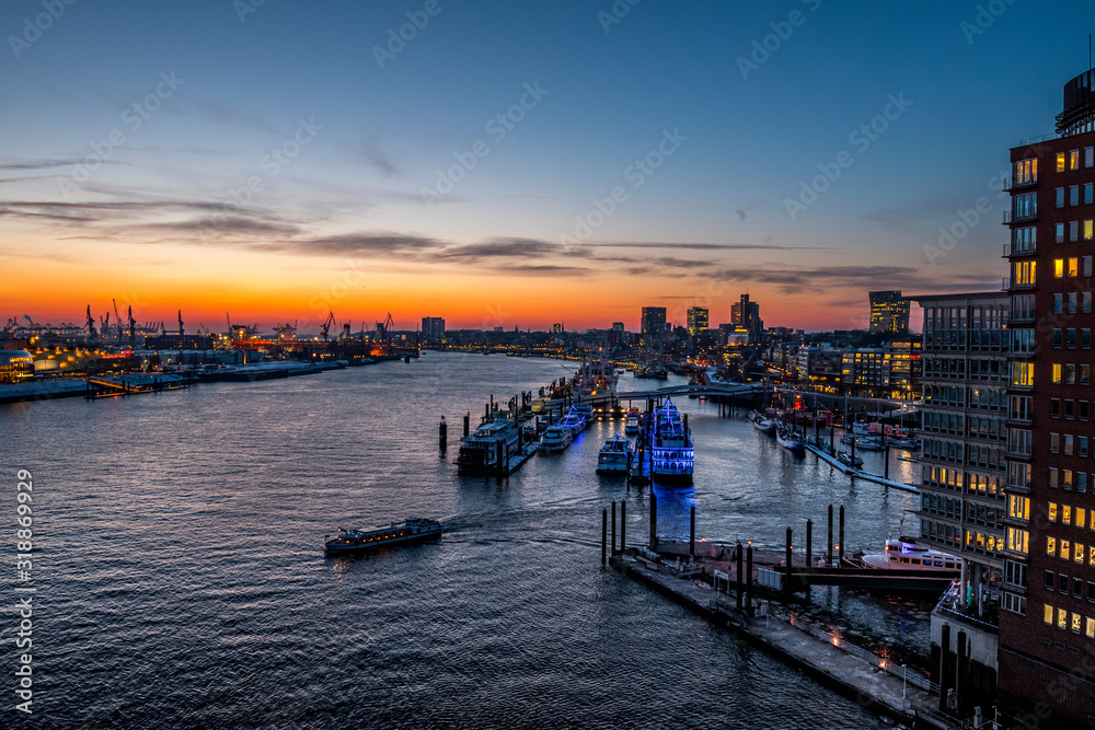 Fototapeta premium Hamburger Hafen bei schöner Abndstimmung von der Elphi aus gesehen