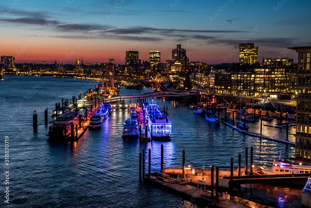 Hamburger Hafen bei schöner Abndstimmung von der Plaza der Elbphilharmonie aus gesehen
